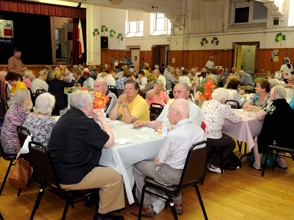 Over 150 Polish immigrants go to the Krakus Senior Center for lunch each day, which costs $1.50 - Photo: Marcin Zurawicz