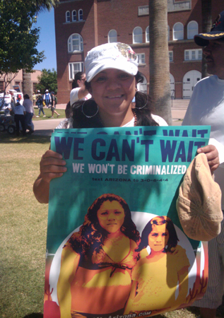 Woman Holding a Poster With a Photo of Kathy and Sandra Figueroa - Photo: Valeria Fernandez