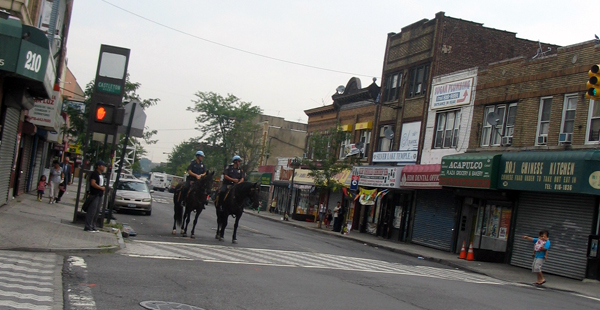 Mounted police officers patrol Castleton Avenue in Staten Island - Photo: Cristina DC Pastor