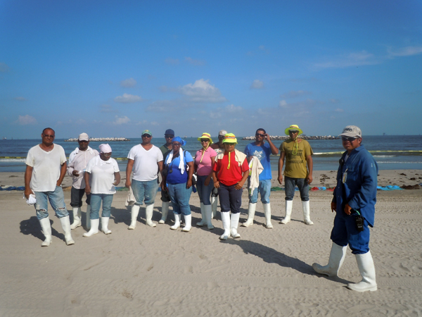 Victor Cariás and his oil spill clean up crew in the Gulf of Mexico - Photo: Annie Correal