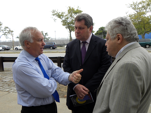 Richard Brodsky talks to Assemblyman Alec Brook Krasny (C) and Gregory Davidzon (R), owner of Davidzon Radio - Photo: Ewa Kern-Jedrykowska