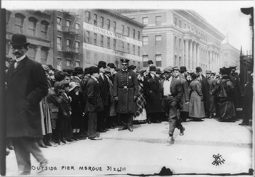 Crowds outside the Triangle Shirtwaist Factory Fire (Photo: Library of Congress)