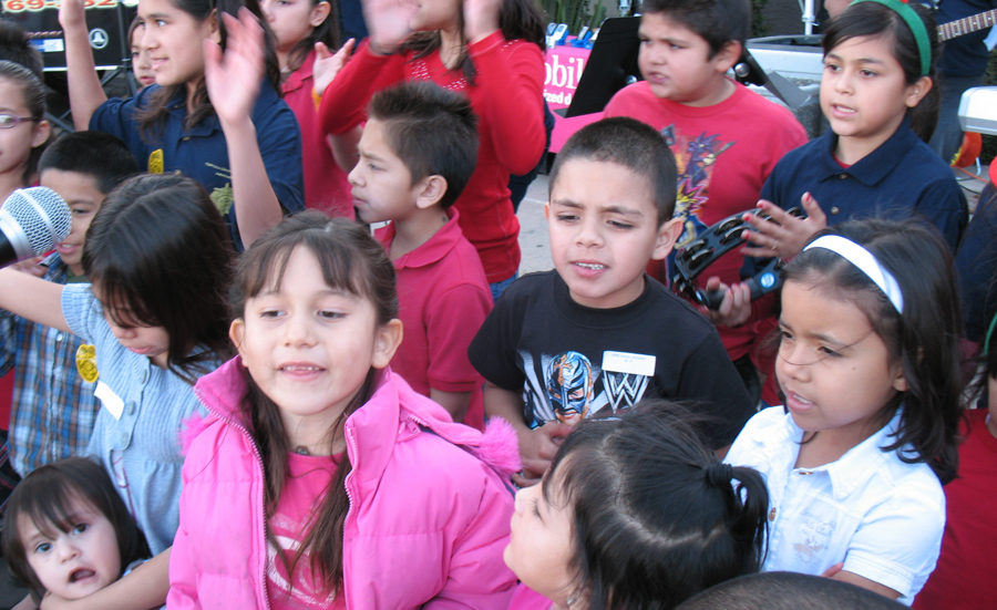 Children of deported parents get Christmas gifts from an Arizona church – Photo: Valeria Fernández