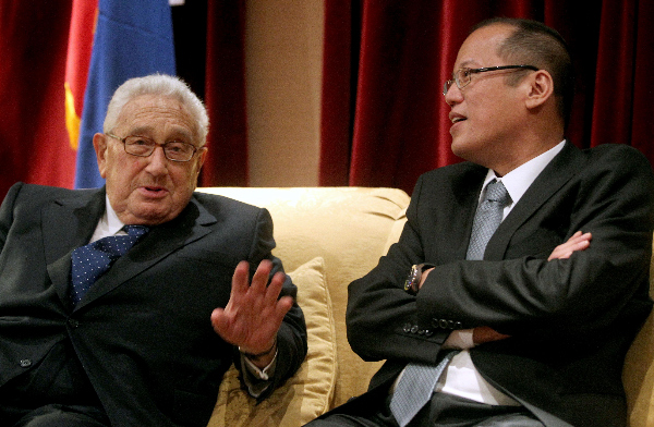 Philippines President Benigno Simeon Aquino III speaking with Dr. Henry Alfred Kissinger, former US Secretary of State, in New York on Sept. 23, 2010.