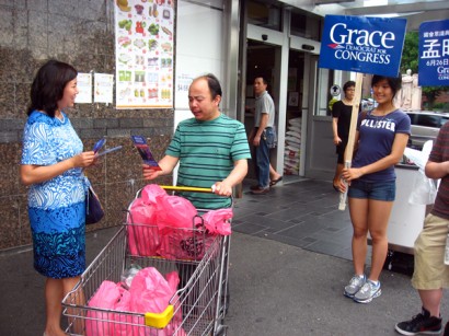Grace Meng conducts an intensive campaign at Flushing area